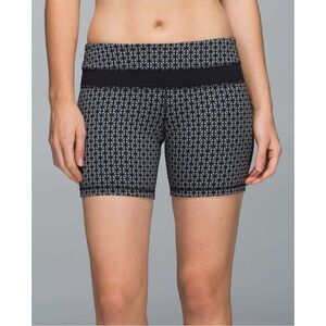 Lululemon “Groove Short” Full-On Luon: Rare Pattern (Tri-Geo Silver Spoon Black)